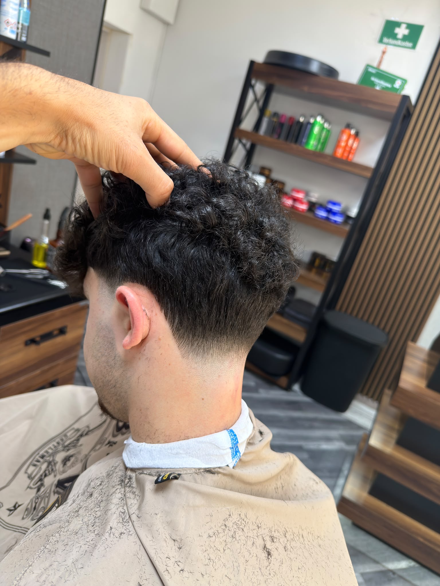Texturierter Crop mit Taper und Locken